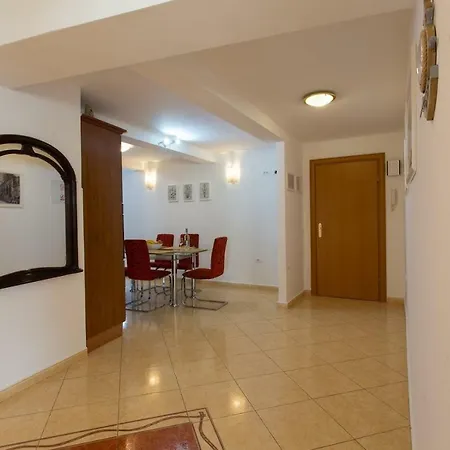شقة Spacious In City Center سبليت